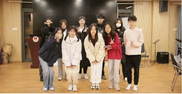 SLStudio club members together at school