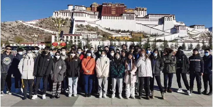 Members of the Xizang Service Club on a group visit