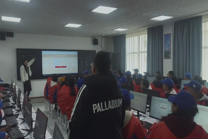 Teachers at Linzhou Middle School guide pupils using the English learning platform